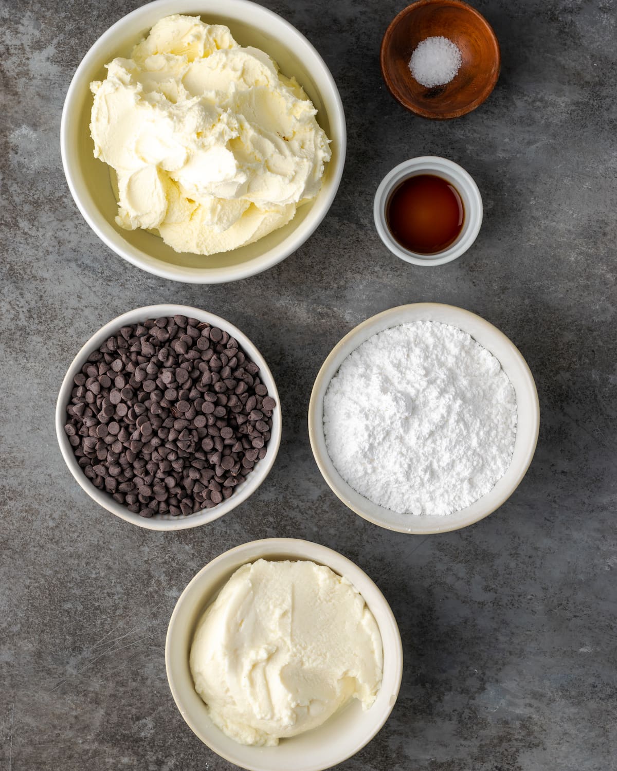 Esta receta de pastel Cannoli transforma un favorito de la panadería en un delicioso pastel de capas de vainilla. ¡Completa con relleno de mascarpone casero! Los ingredientes para el relleno de mascarpone para pastel de cannoli.