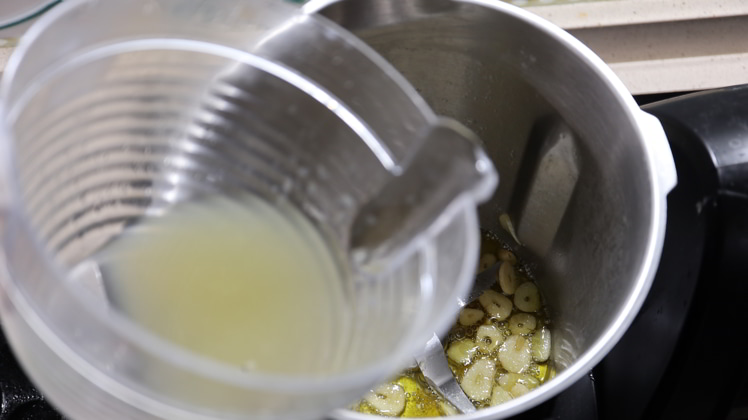 Mezclar-zumo-de-limon-para-salsa Mezclar zumo de limon para salsa