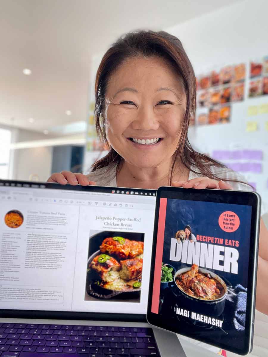 Nagi Maehashi sosteniendo el libro de recetas de bonificación gratis para los primeros compradores del libro de cocina "Dinner"