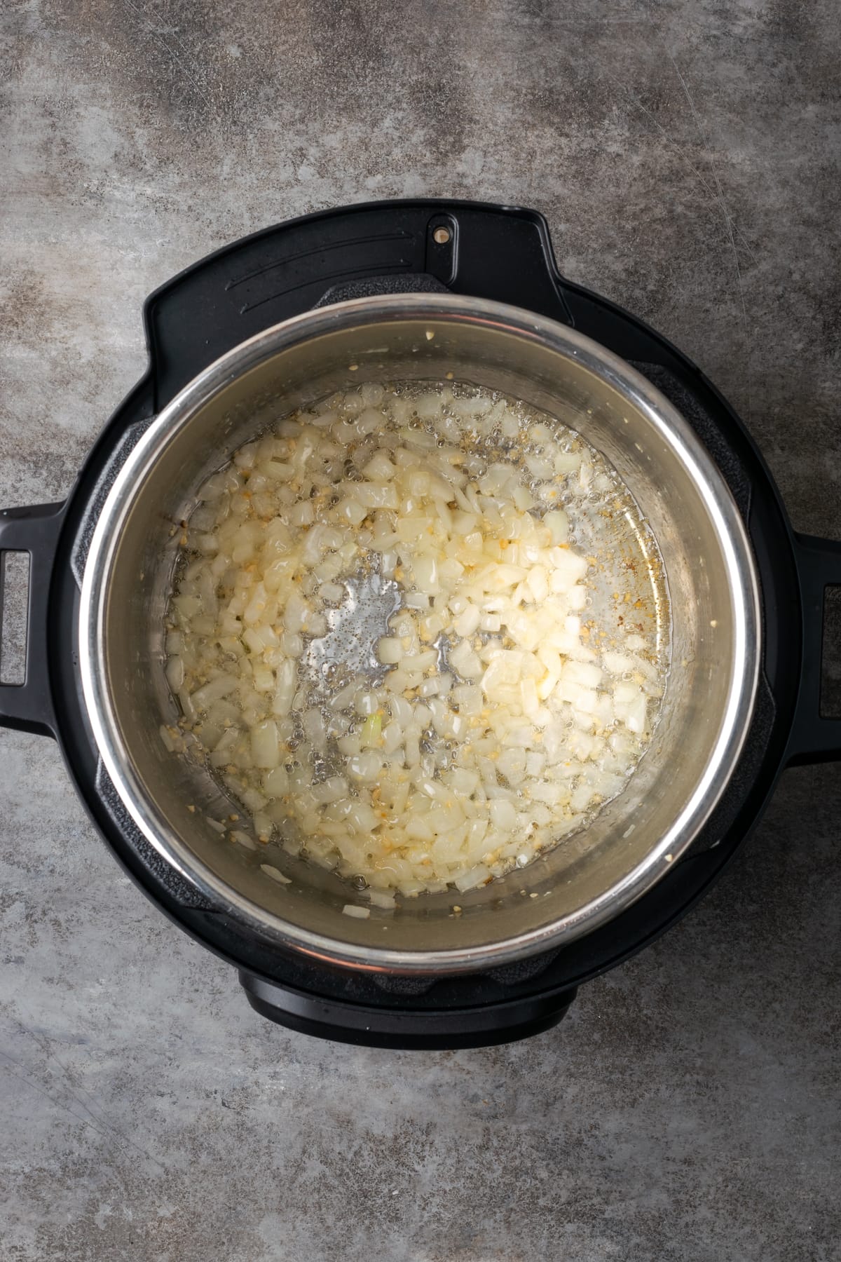 Esta receta de Instant Pot Risotto es un plato principal o guarnición fácil que es tan rico y cremoso como el risotto clásico, ¡y está listo en 30 minutos! Cebollas picadas y ajo salteado dentro de una olla instantánea.