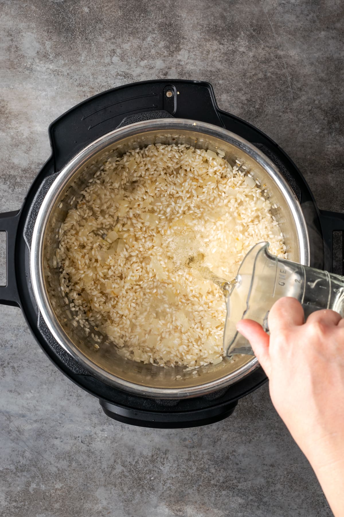 Esta receta de Instant Pot Risotto es un plato principal o guarnición fácil que es tan rico y cremoso como el risotto clásico, ¡y está listo en 30 minutos! El vino blanco se vierte sobre arroz arborio dentro de una olla instantánea.