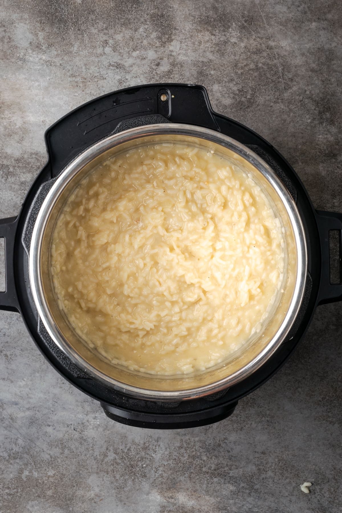 Esta receta de Instant Pot Risotto es un plato principal o guarnición fácil que es tan rico y cremoso como el risotto clásico, ¡y está listo en 30 minutos! Risotto cremoso dentro de una olla instantánea.
