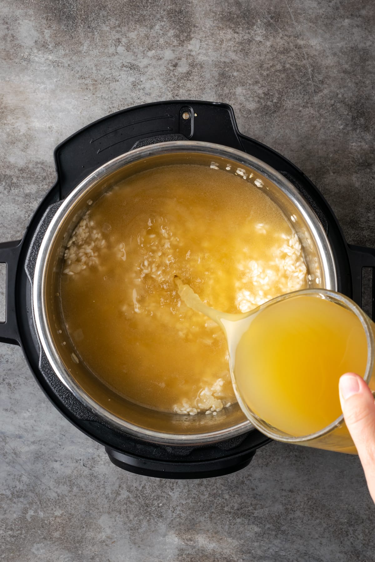 Esta receta de Instant Pot Risotto es un plato principal o guarnición fácil que es tan rico y cremoso como el risotto clásico, ¡y está listo en 30 minutos! El caldo de pollo se agrega al arroz en Instant Pot.