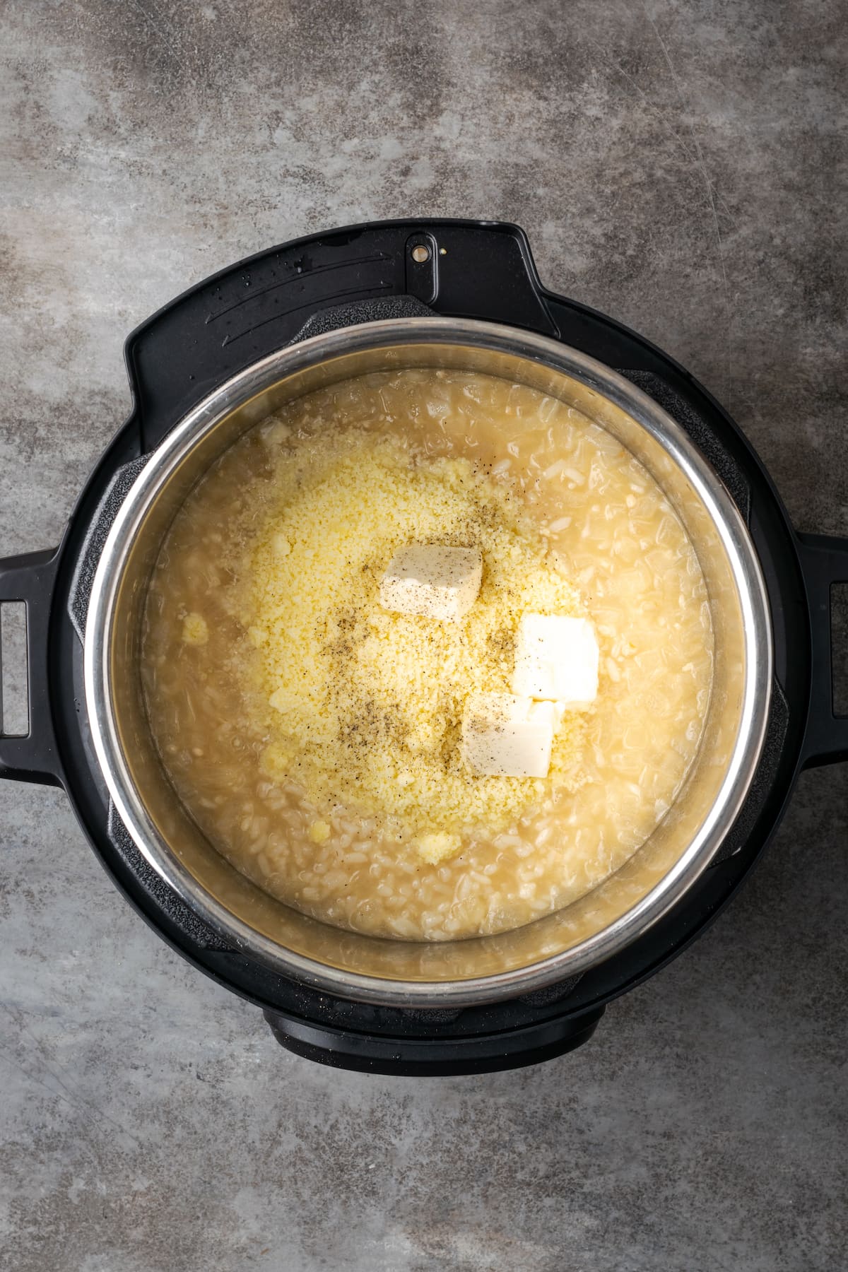 Esta receta de Instant Pot Risotto es un plato principal o guarnición fácil que es tan rico y cremoso como el risotto clásico, ¡y está listo en 30 minutos! Se agrega mantequilla y queso parmesano al risotto dentro de una olla instantánea.