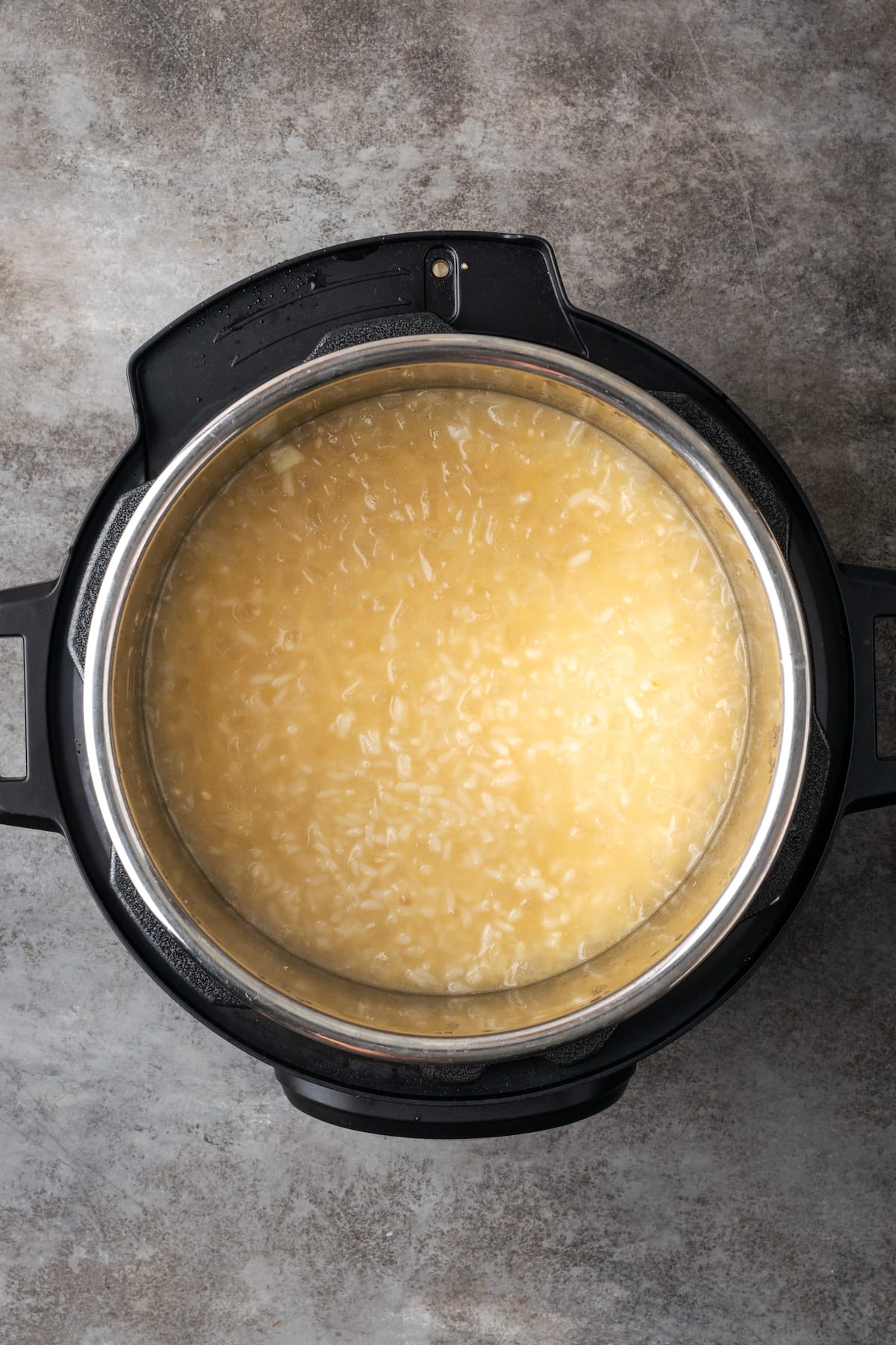 Esta receta de Instant Pot Risotto es un plato principal o guarnición fácil que es tan rico y cremoso como el risotto clásico, ¡y está listo en 30 minutos! El arroz risotto hierve a fuego lento en caldo de pollo dentro de Instant Pot.