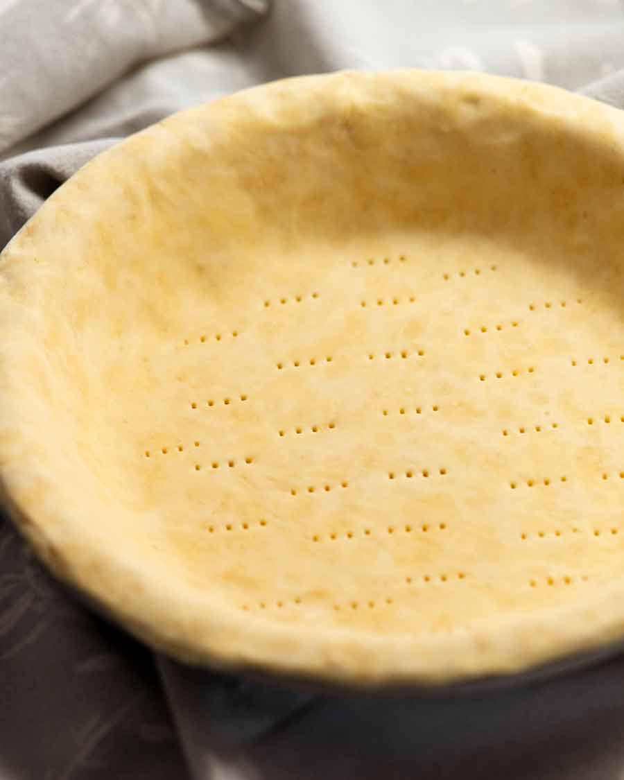 Lata de pastel con masa quebrada para tarta de manzana