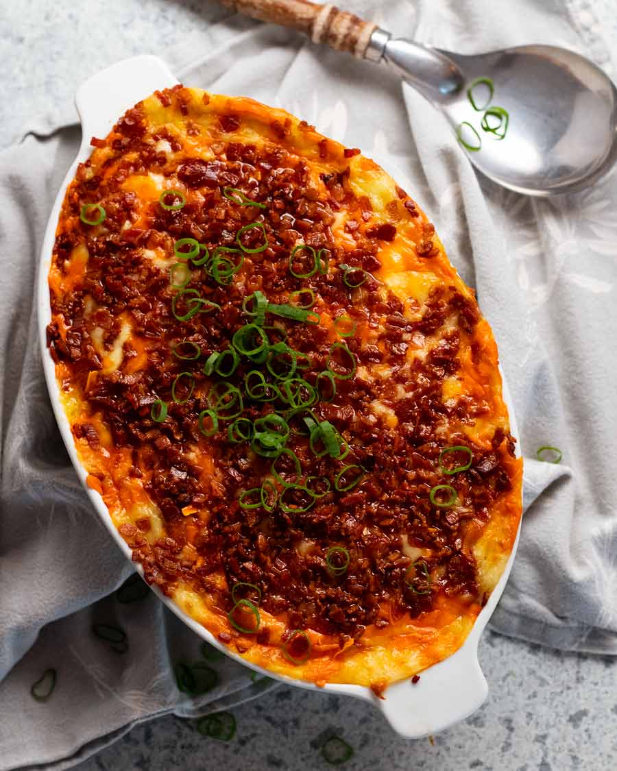 Cazuela de puré de patatas recién hecho