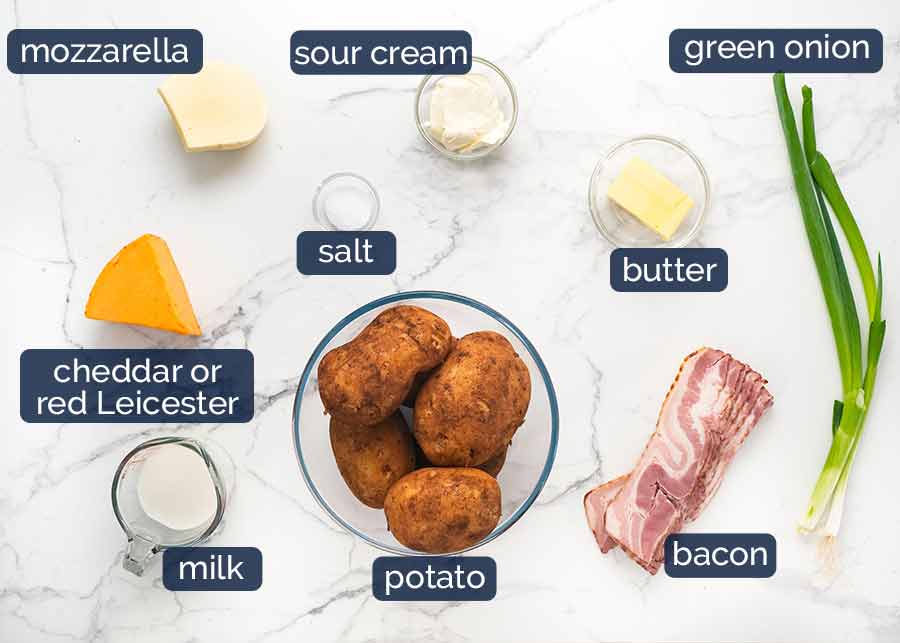 Ingredientes en la cazuela de puré de patatas