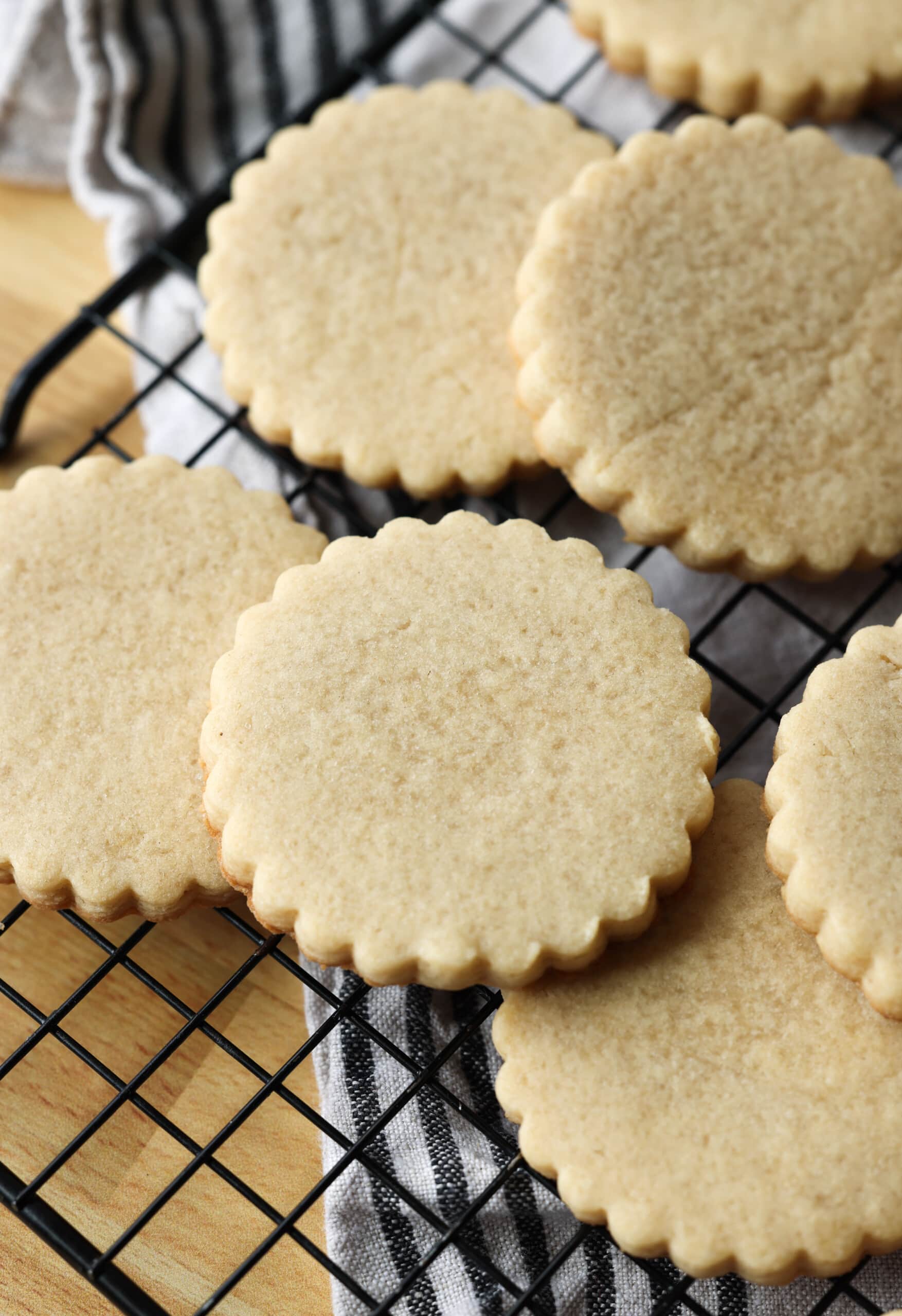 cortar la galleta de azúcar hecha con azúcar moreno