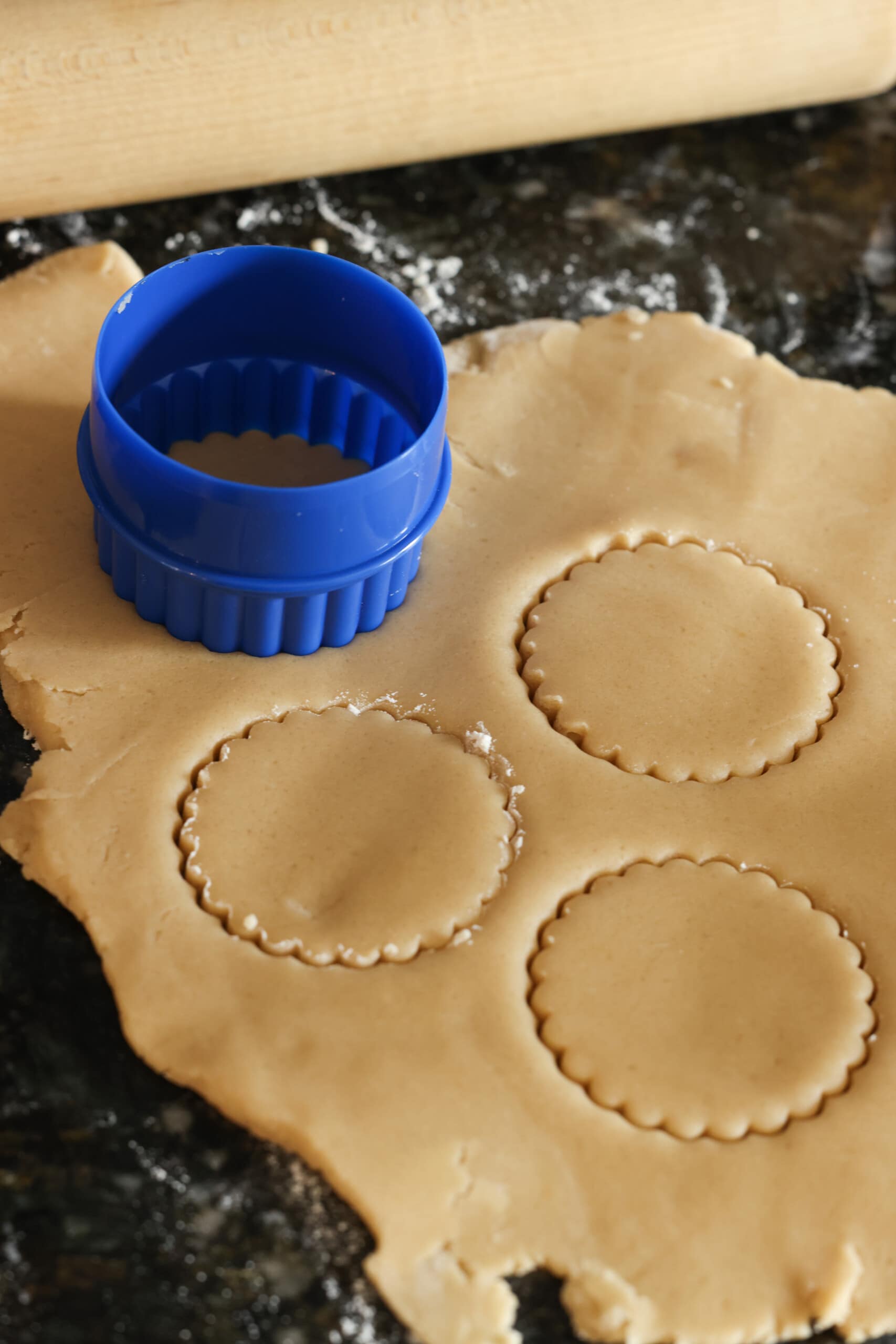 Cortar la masa de galletas de azúcar moreno con un cortador de galletas