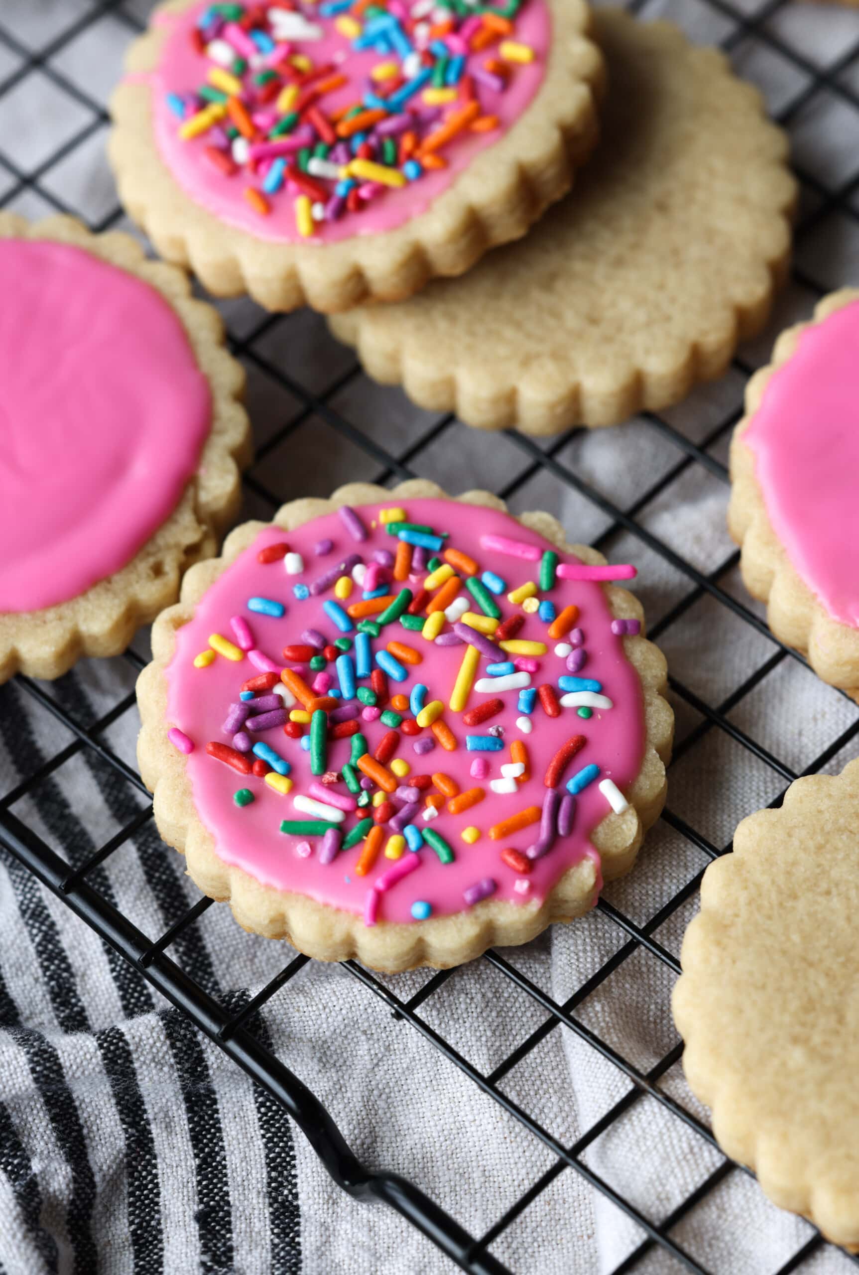 galleta de azúcar helada rosa con chispas