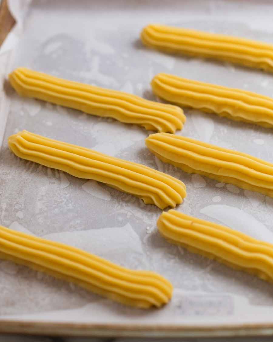 Eclairs entubados crudos listos para cocinar
