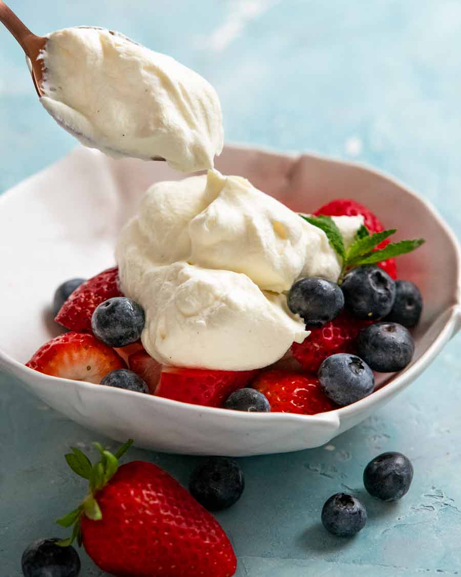 Crema chantilly: una cucharada de crema batida francesa sobre un plato de frutas