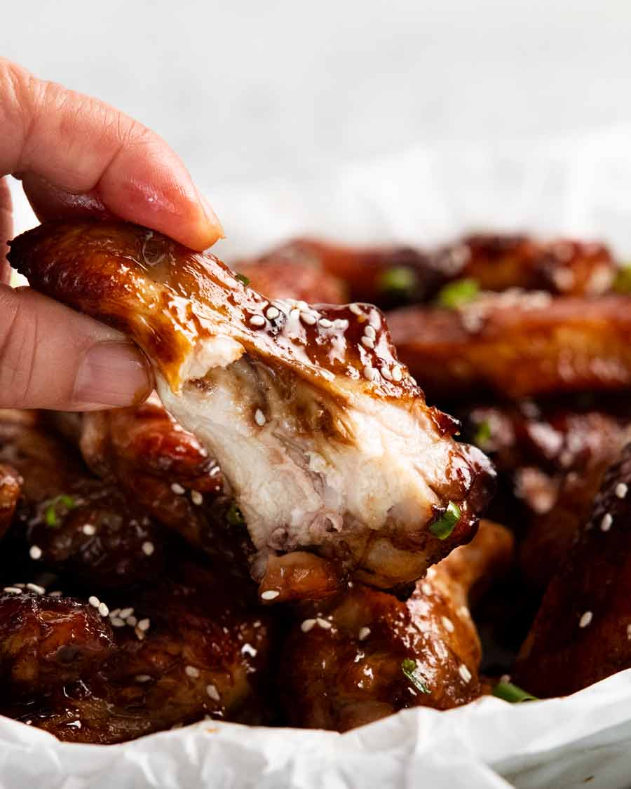 Mostrando jugoso interior de Honey Soy Wings