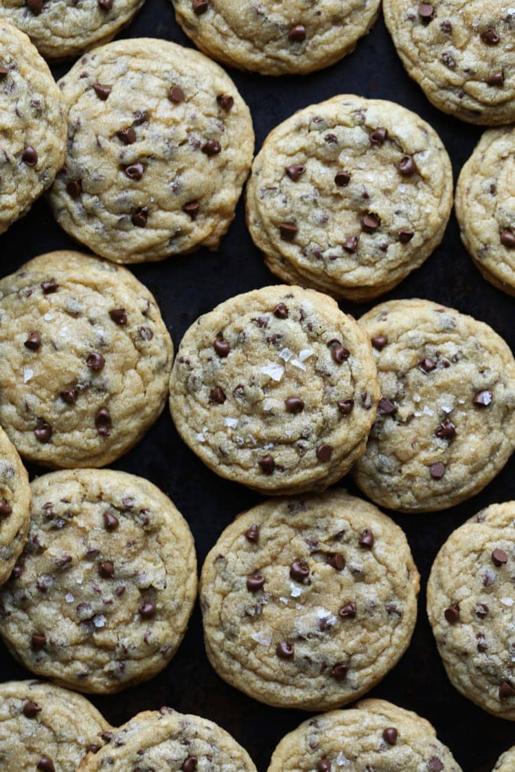 ¡La mejor y mi receta favorita de galletas con chispas de chocolate tiene mini chispas de chocolate y sal marina gruesa!