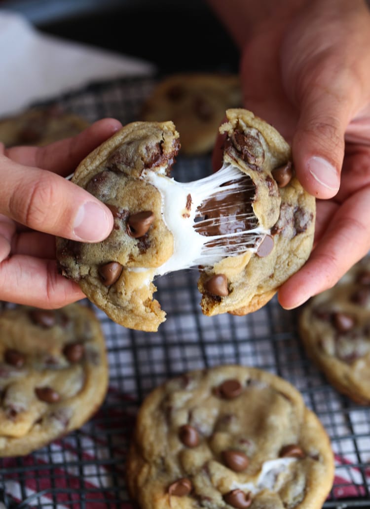 Smores Galletas de chispas de chocolate rellenas con malvaviscos pegajosos adentro