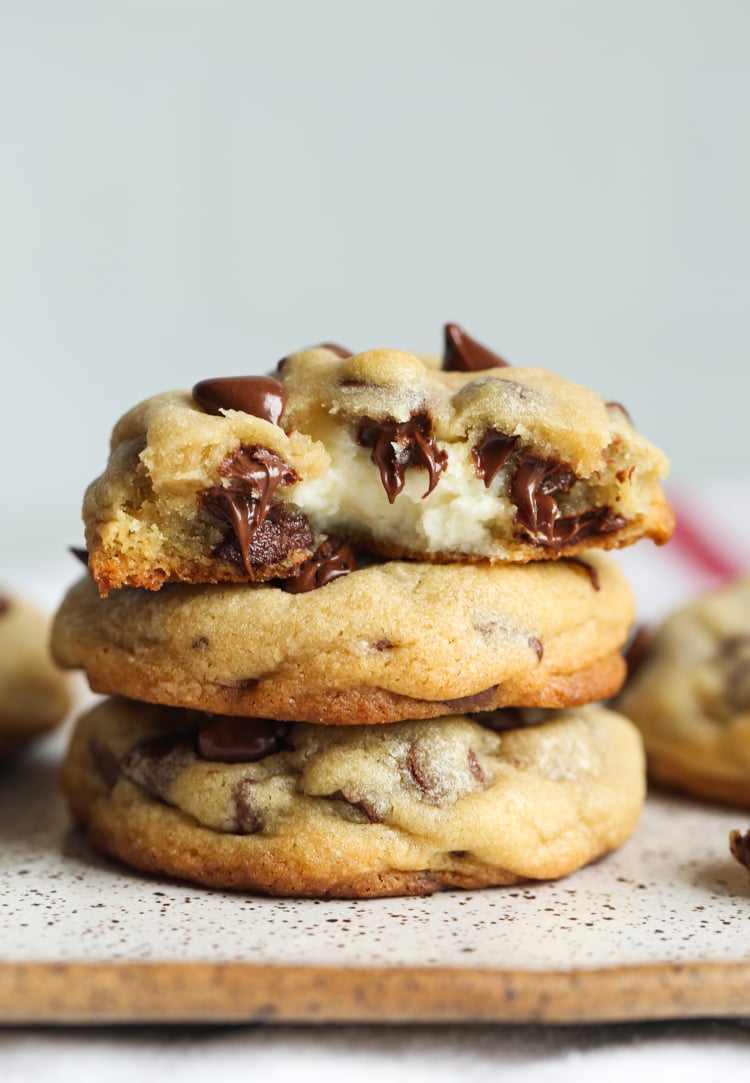Galletas con chispas de chocolate rellenas con una capa espesa y cremosa de tarta de queso