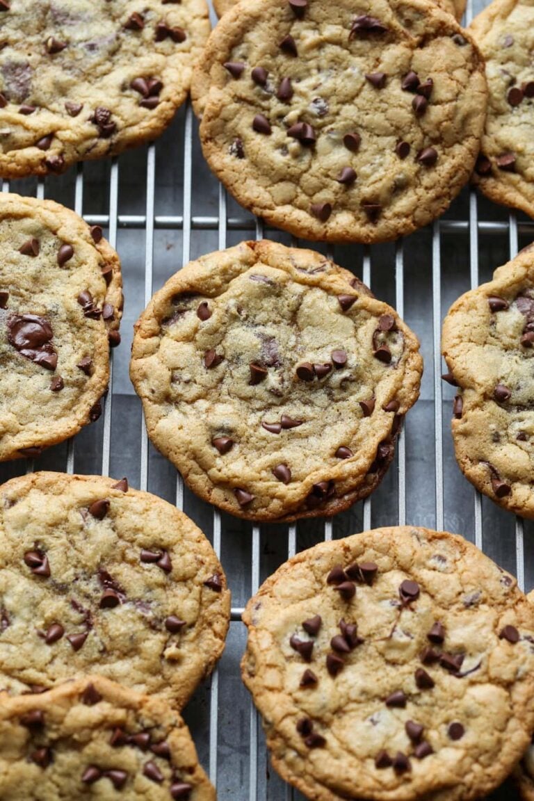 Galletas de chispas de chocolate masticables en una rejilla para enfriar