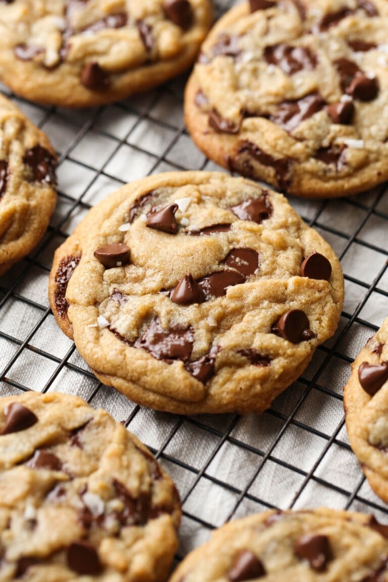 Galletas de chispas de chocolate con mantequilla marrón en una rejilla de enfriamiento de alambre
