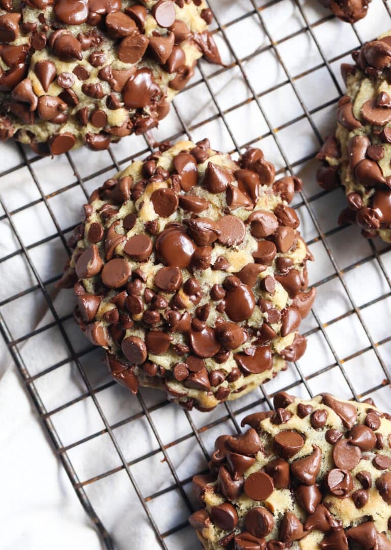Última galleta con chispas de chocolate en una rejilla