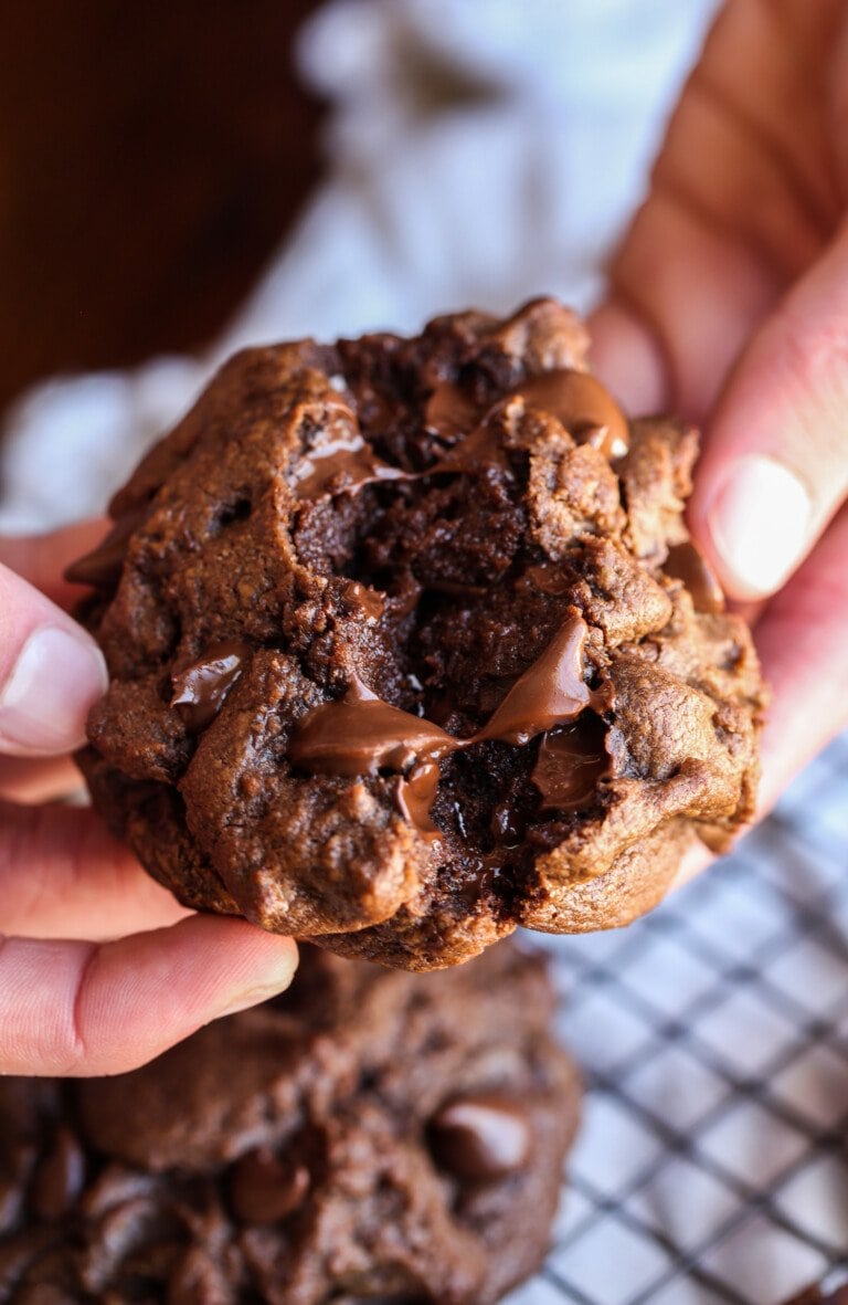 Partir una galleta con chispas de chocolate por la mitad