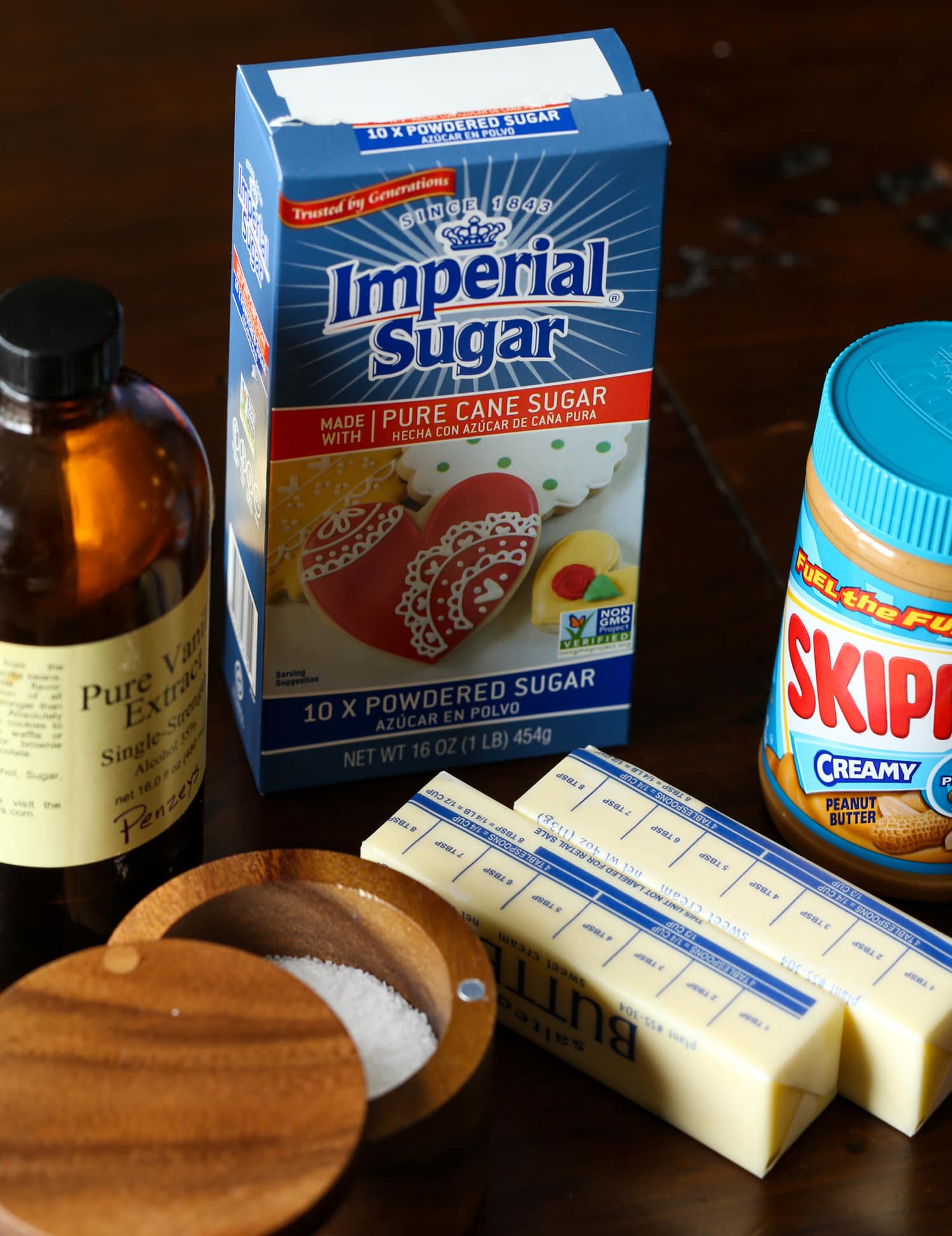 Los ingredientes para el dulce de mantequilla de maní en microondas.