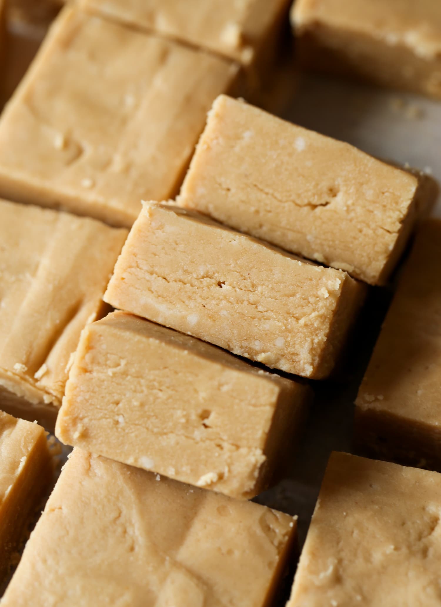 Cuadrados de dulce de mantequilla de maní.