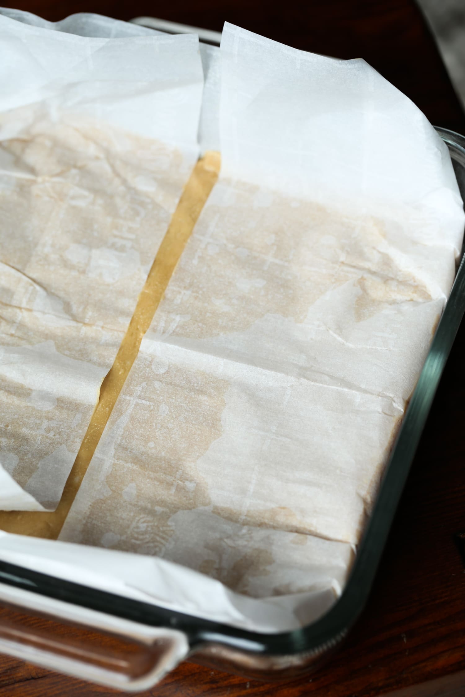 Fudge de mantequilla de maní en una bandeja de respaldo cubierta con papel pergamino.