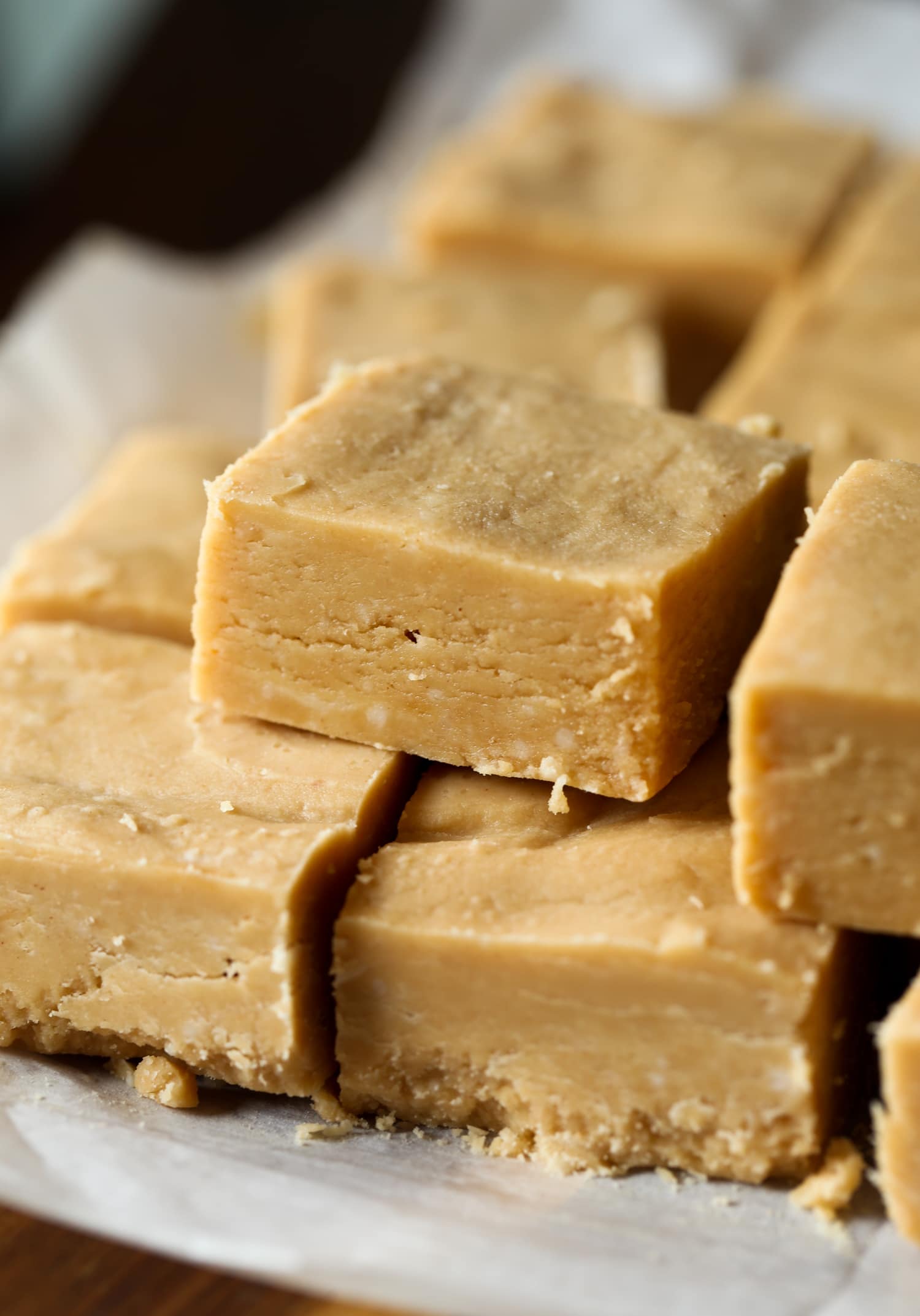 Cuadrados de dulce de mantequilla de maní apilados uno encima del otro.