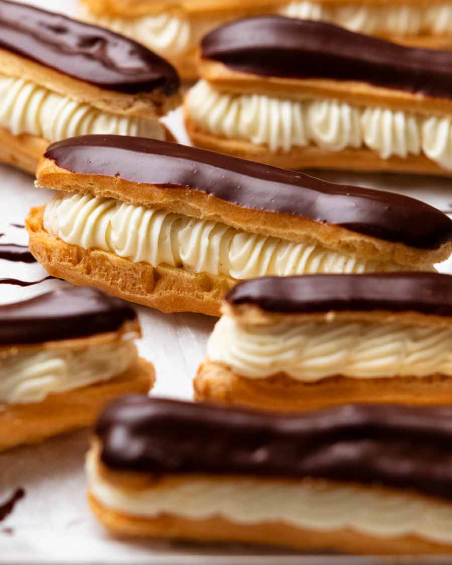 Bandeja de Eclairs recién hechos