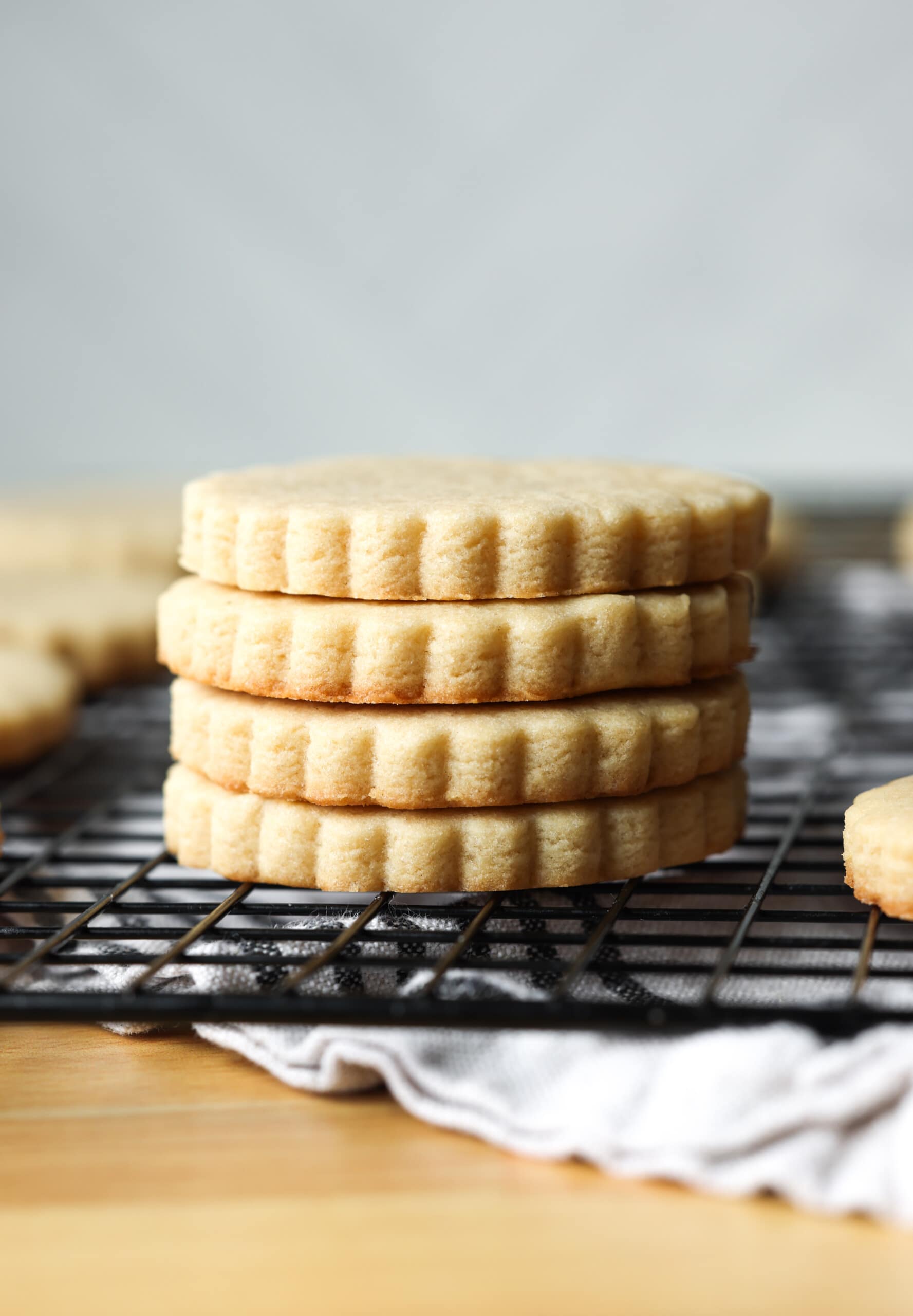 Galletas de azúcar cortadas con azúcar moreno apiladas en una rejilla