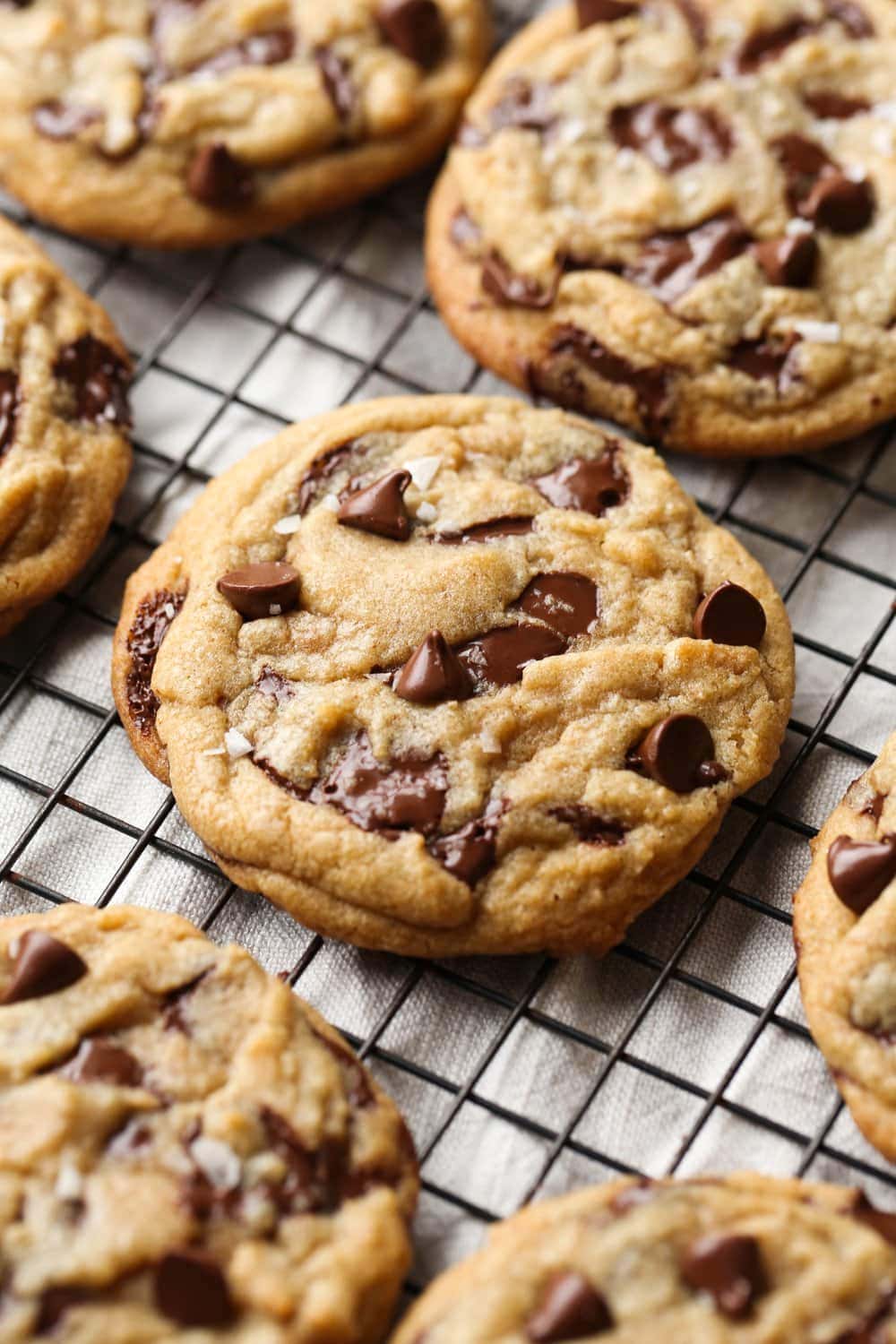 ¡Inspírate con las mejores recetas de galletas con chispas de chocolate! Saca tus pantalones elásticos, querrás hornear todo esto de una sola vez. Galletas de chispas de chocolate con mantequilla marrón en una rejilla de enfriamiento de alambre