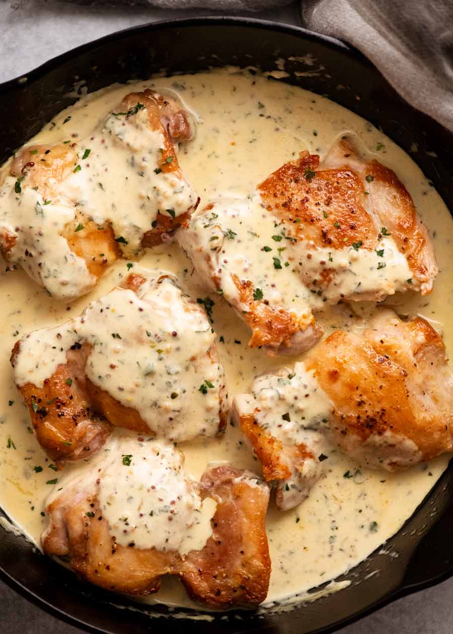 Pollo recién hecho con salsa cremosa de mostaza en una sartén listo para servir