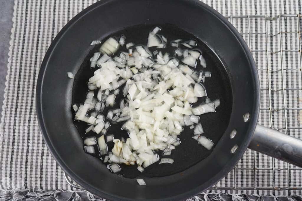 Crema de patata trufada con salteado de setas y huevo poché