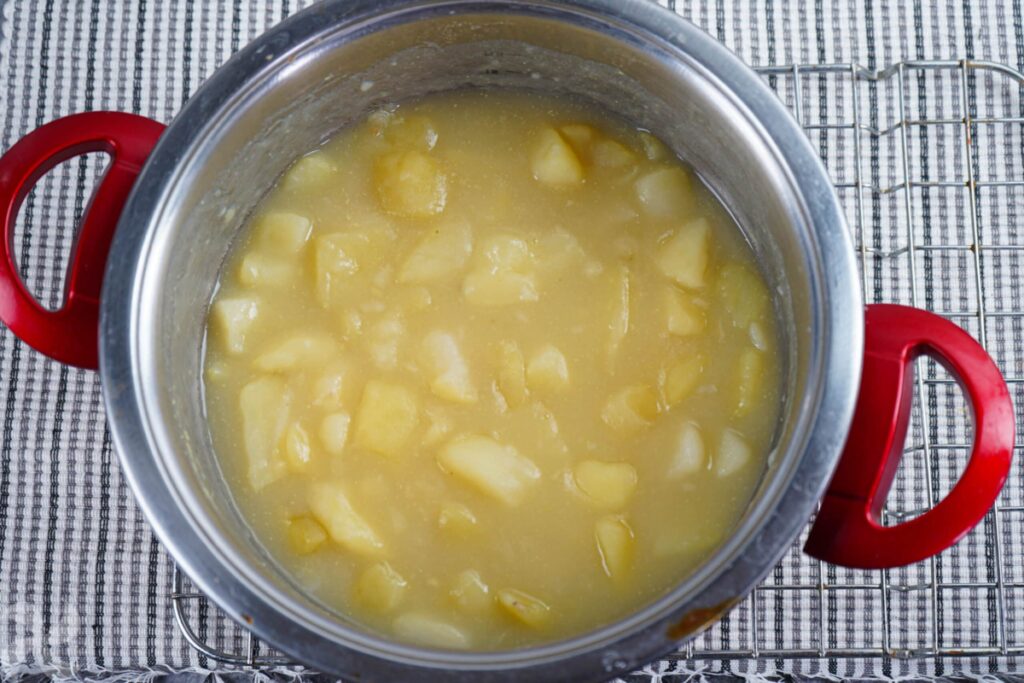 Crema de patata trufada con salteado de setas y huevo poché
