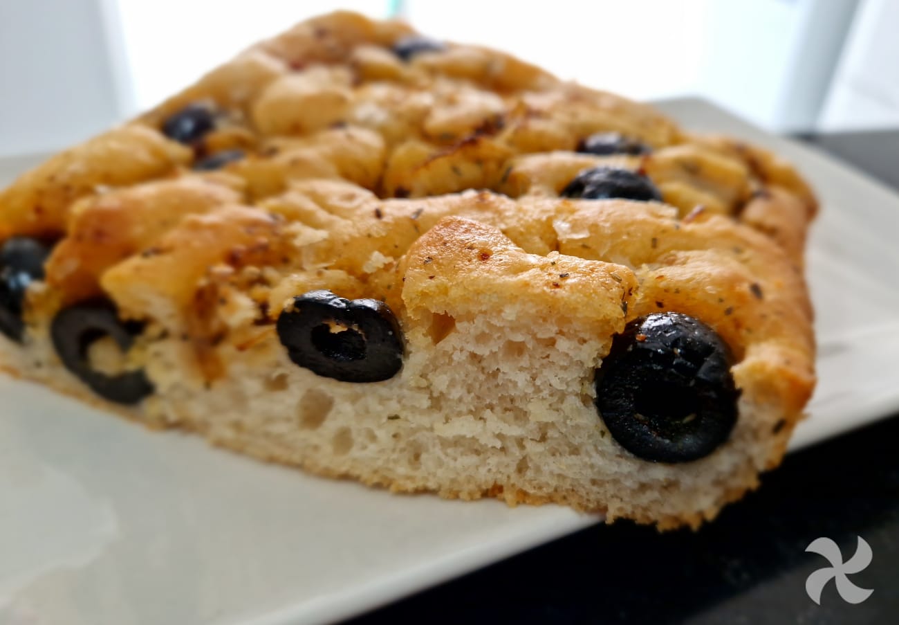 Focaccia de aceitunas negras