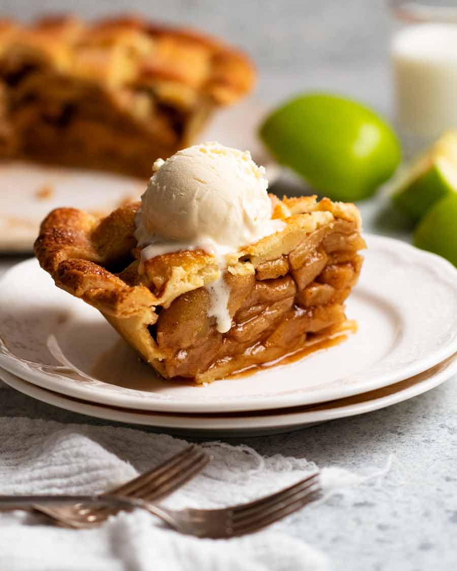 Cerca de una rebanada de tarta de manzana