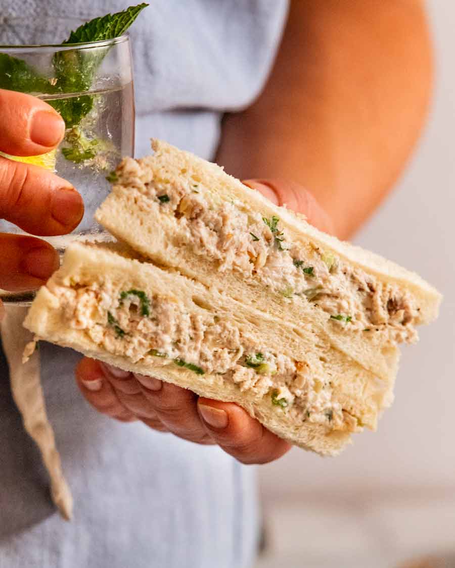 Sándwich de pollo de mano