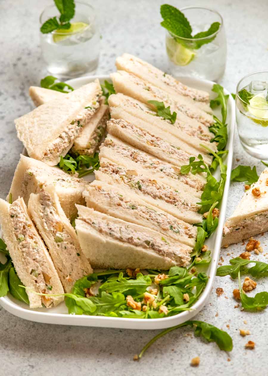 Plato de sándwiches de pollo recién hechos