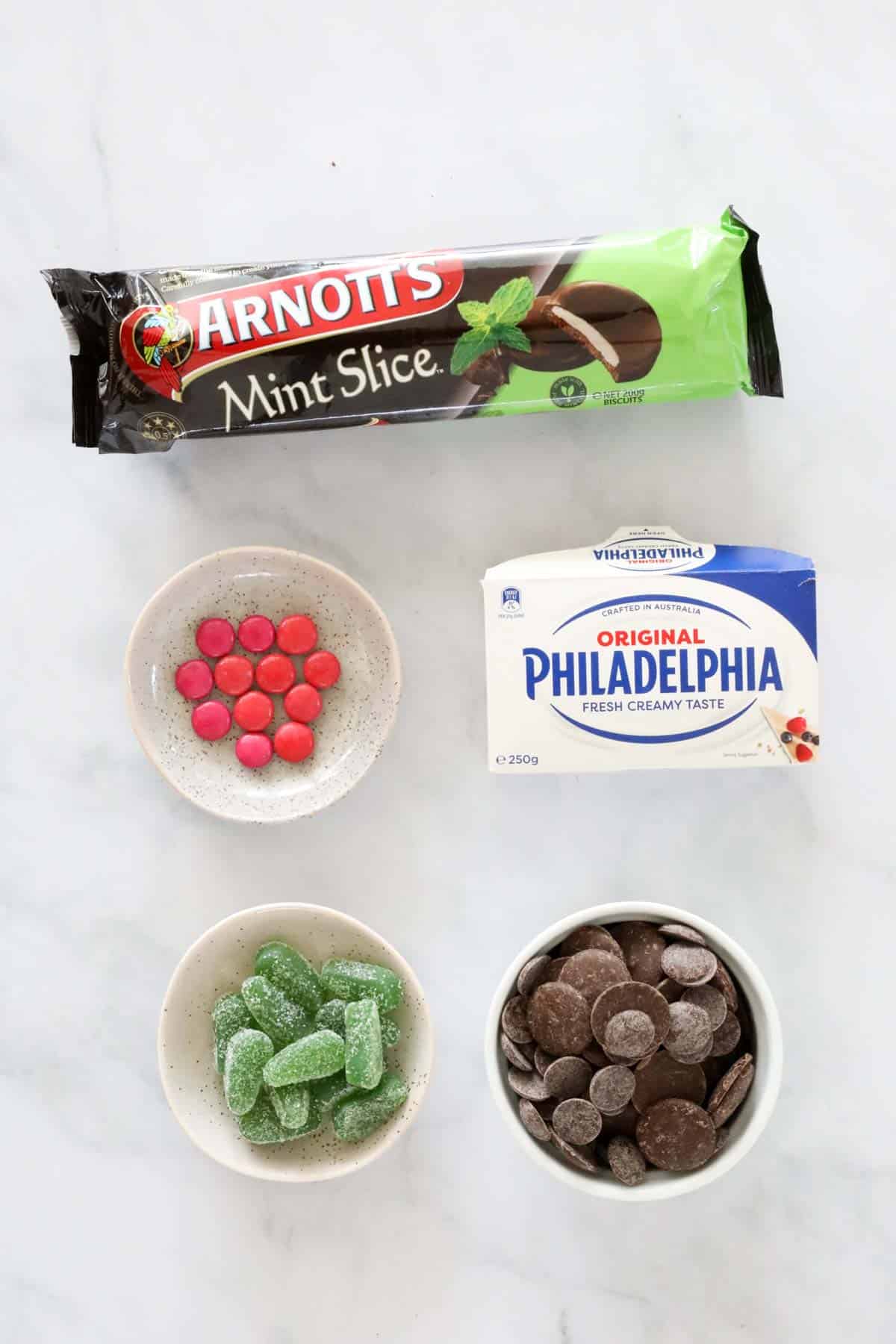Los ingredientes para las bolas de pastel de queso con menta