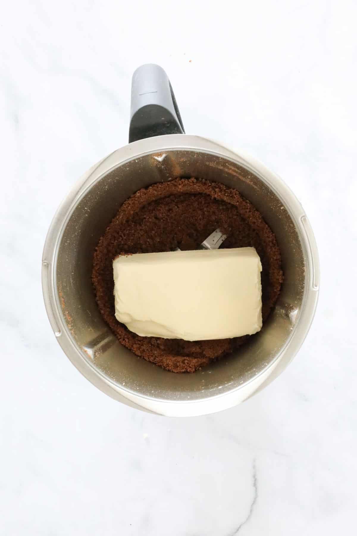 Crema de queso y galletas trituradas en una Thermomix.