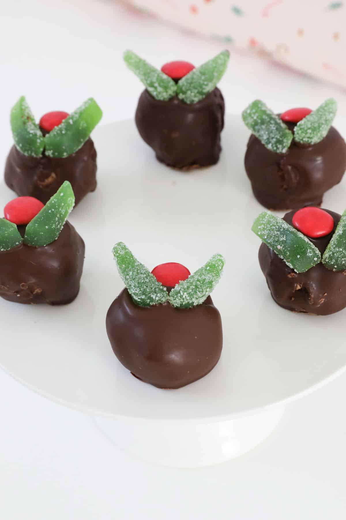 Bolas de pastel de queso decoradas con pudín de Navidad.