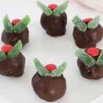Bolas de pastel de queso decoradas con pudín de Navidad.