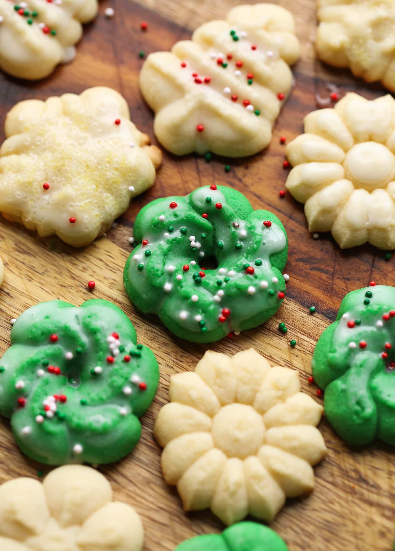 Una colección festiva de las mejores galletas navideñas, desde galletas de azúcar hasta pan de jengibre. Además, ¡consejos para preparar la bandeja de galletas definitiva! Surtido de galletas spritz en diferentes formas navideñas en una encimera.