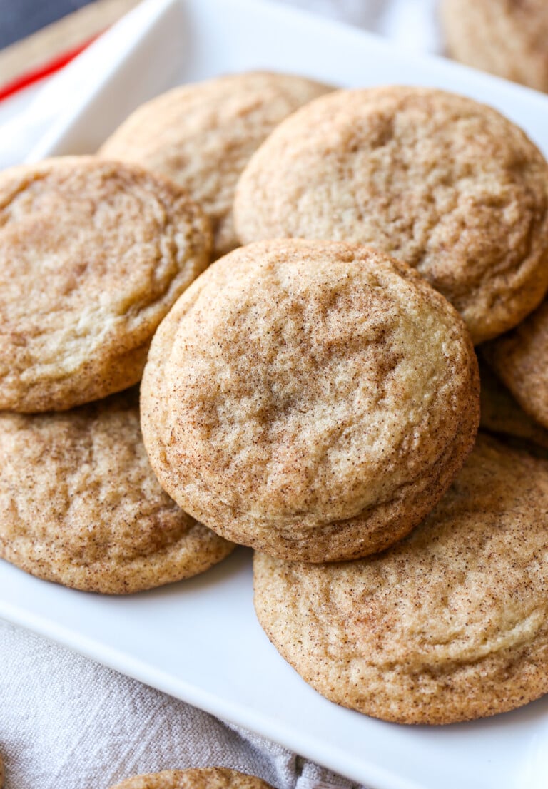 Galletas Snickerdoodle apiladas en un montón en un plato blanco.