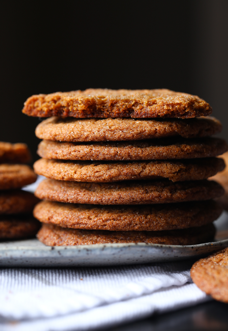 Una pila de galletas caseras de jengibre en un plato.