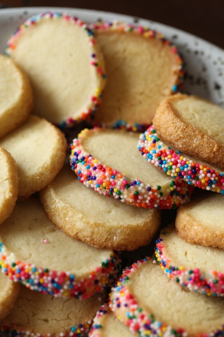 Plato de galletas de mantequilla con los bordes cubiertos de chispas.