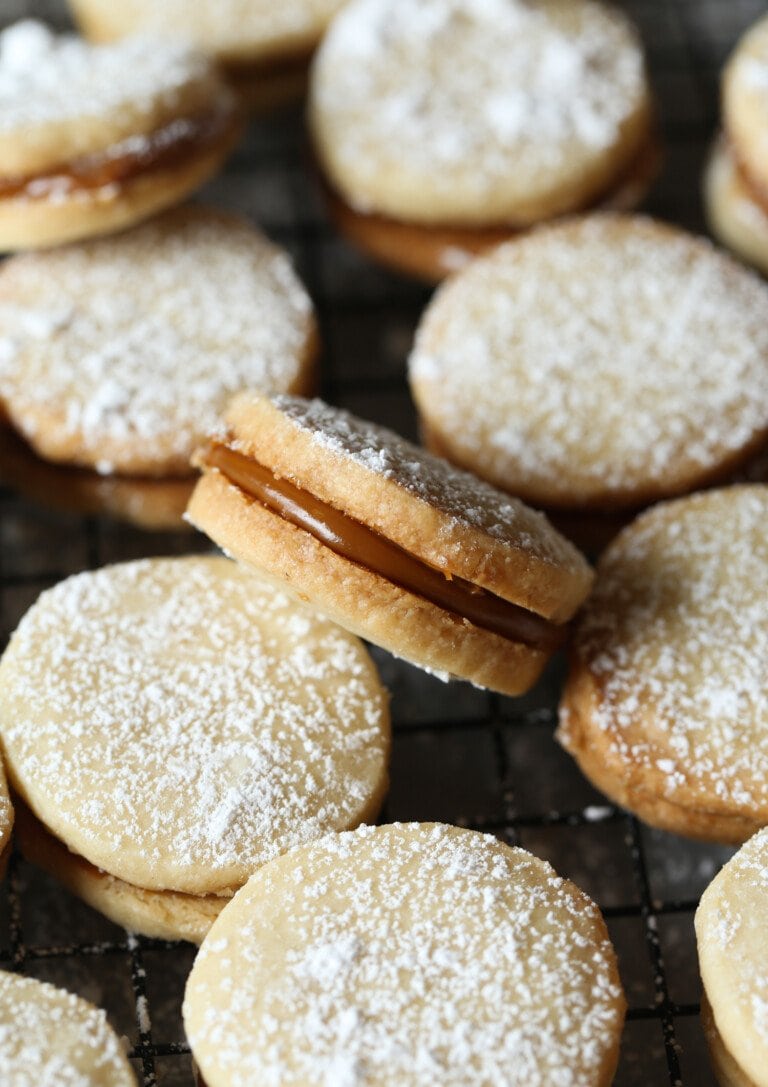 Galletas alfajores espolvoreadas con azúcar glass, rellenas de dulce de leche.