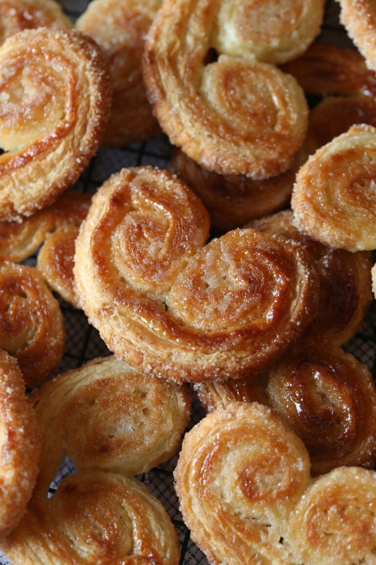 Primer plano de galletas palmiers caseras que han sido horneadas a un color dorado.