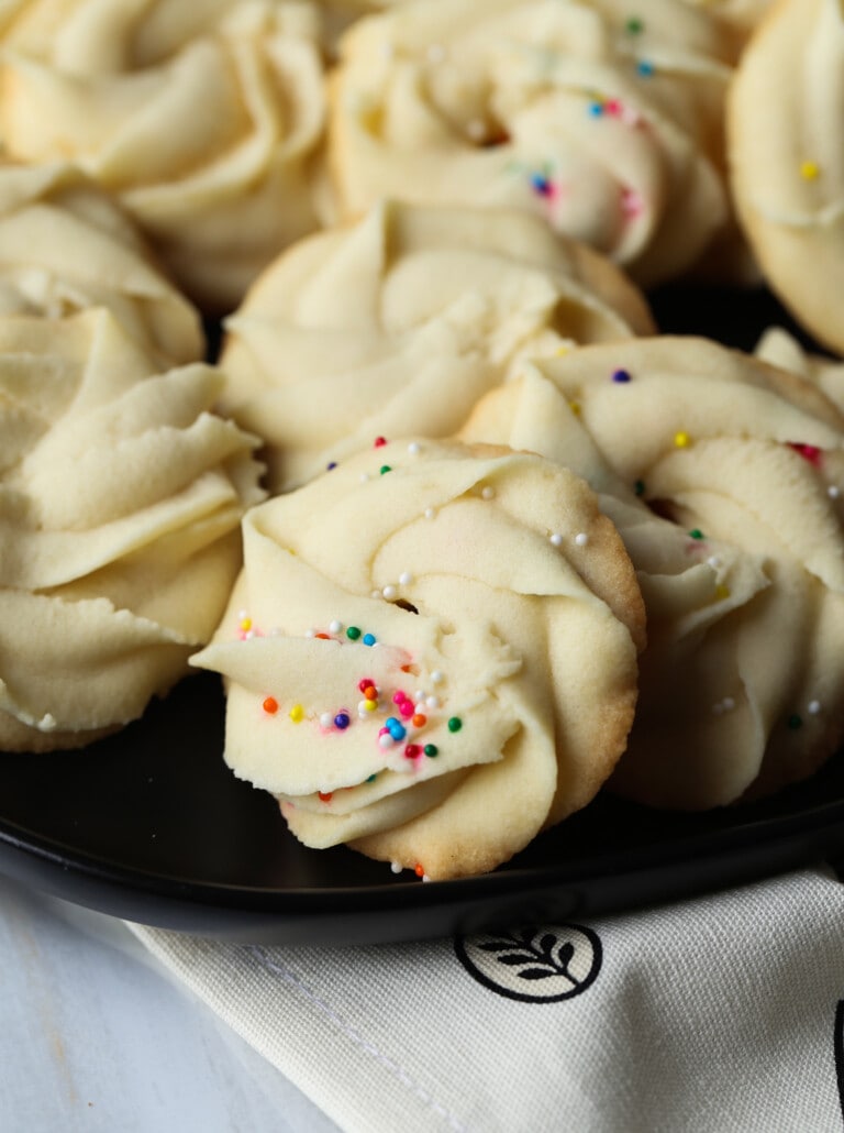 Galletas de mantequilla danesas arremolinadas en un plato.